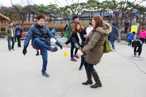 Người Hàn Quốc chơi đá cầu trong dịp năm mới. 